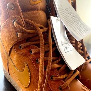 NWT Nike Womens size 7 Dunk Hi Suede Sneaker boot